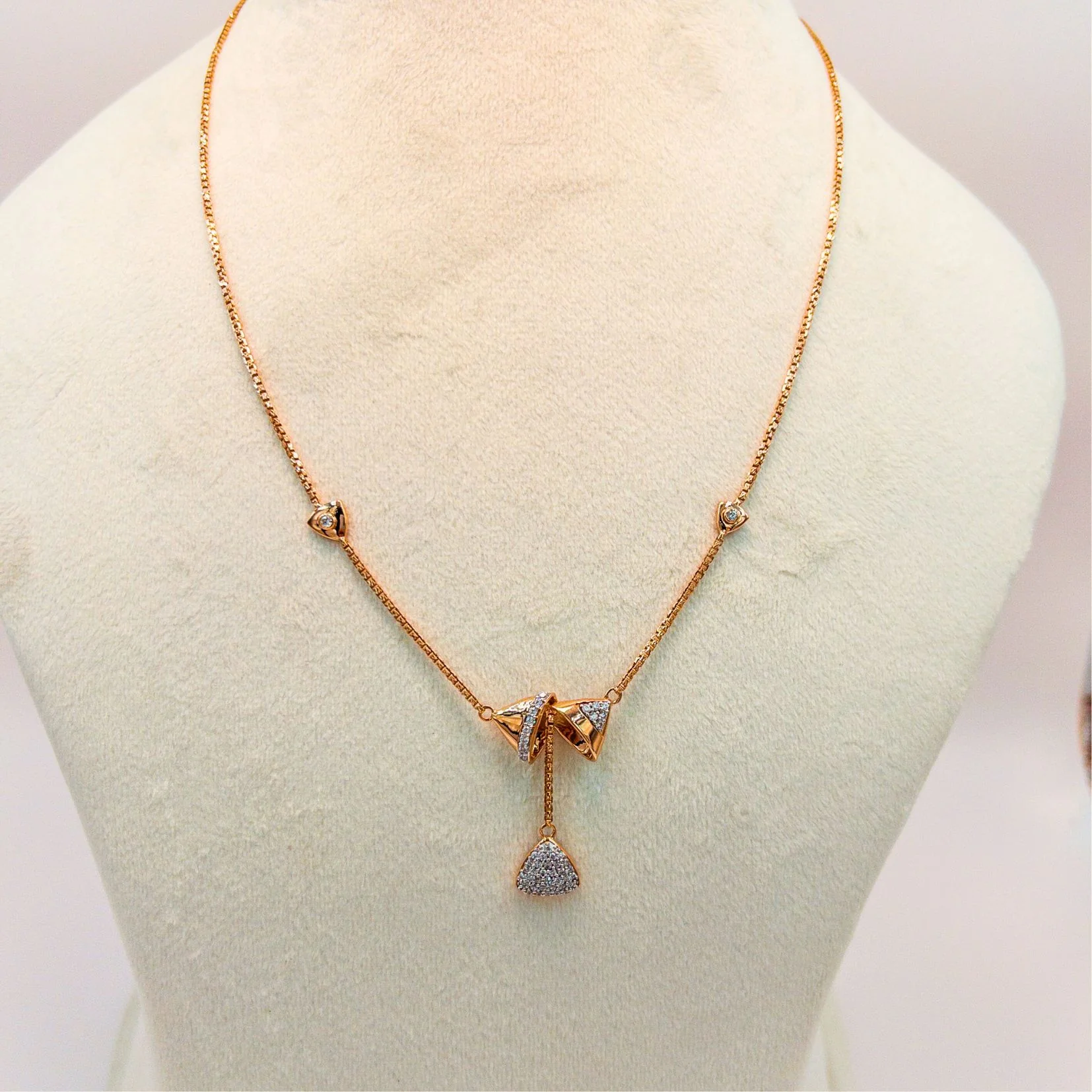 Timeless Fashion: Choosing the Right Gold Chain with Pendant